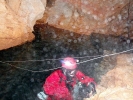 Po vynoření za sifonem. Optická kolečka na fotce způsobuje vysoká koncentrace sedimentu a vodních par v ovzduší jeskyně. foto: Karol