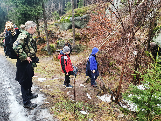 Cestou k jeskyni můžeme hledat kešku. Pobavíme se tím a zároveň se mládež trochu rozhýbe pro samotnou akci. Není špatné toho využít a otypovat si, co v kom je... foto (c) Ondra 2022