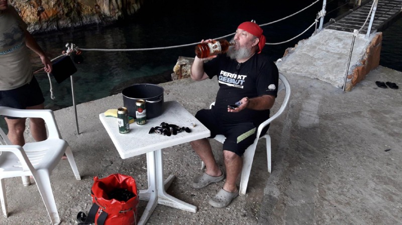 Dvorní kuchař a fotograf výprava Jarda Bečka Dědeček se zalívá aby nezvadl... 