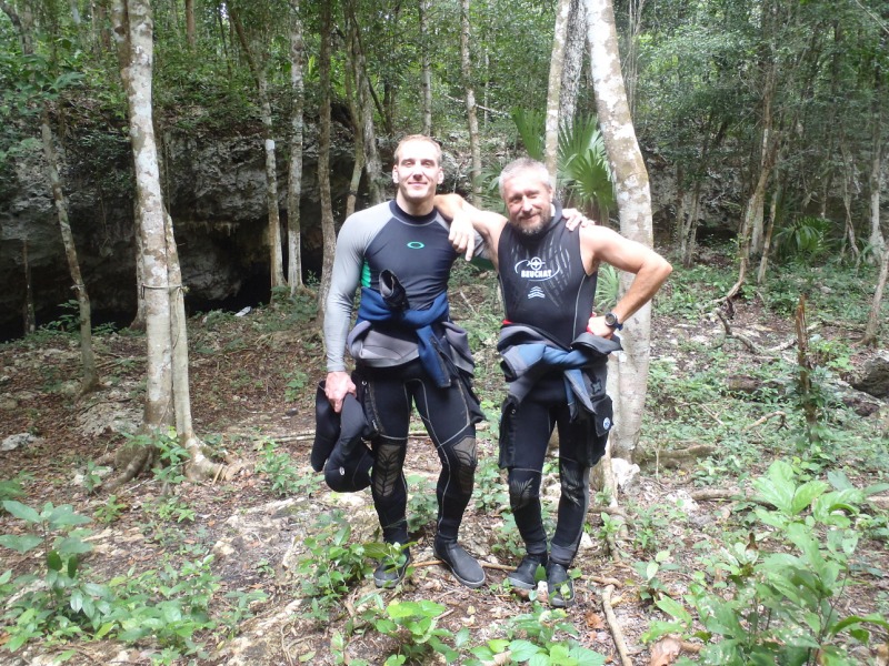 Exploreři před cenotem Sac Ktu Cha 