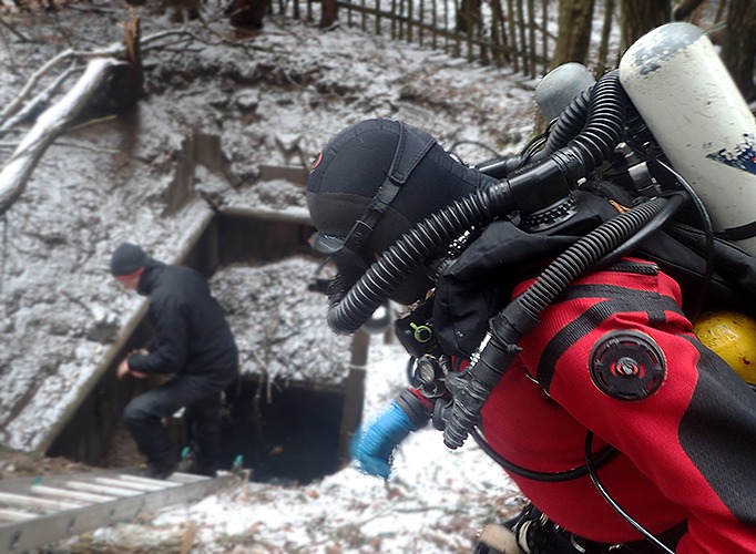 K ponoru se připravují další potápěči Radek a Toník. Na žebříku jim asistuje Pepé. foto (c) MejlaD