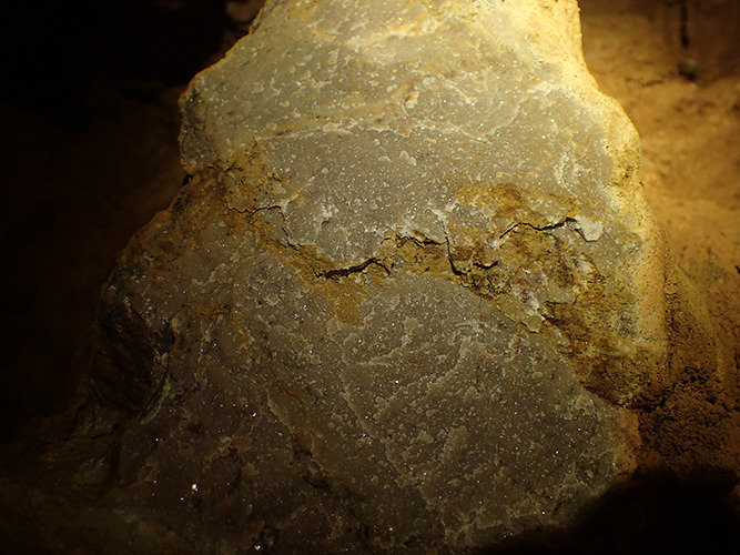 Kalcitová hornina vápenec v jeskyni ve Sv. Janu pod Skalou foto (c) DrKozel
