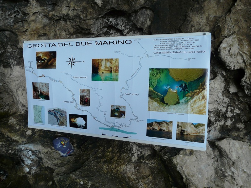 Mapa Bue Marino - výsledek našich předešlých expedic visí u vchodu do turistické části... 