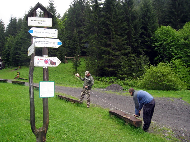 Mezitím si Mahony s Karolom chystají měřící motouz do Jaskyně v Hlbokom foto: DrKozel