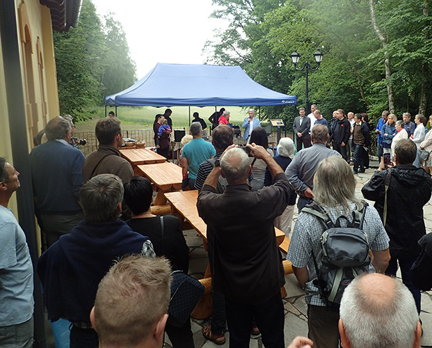 Na otevíracím ceremoniálu nechyběli významné osobnosti a zástupci skupin podílejících se na vybudování informačního centra Chýnovské jeskyně foto (c) DrKozel