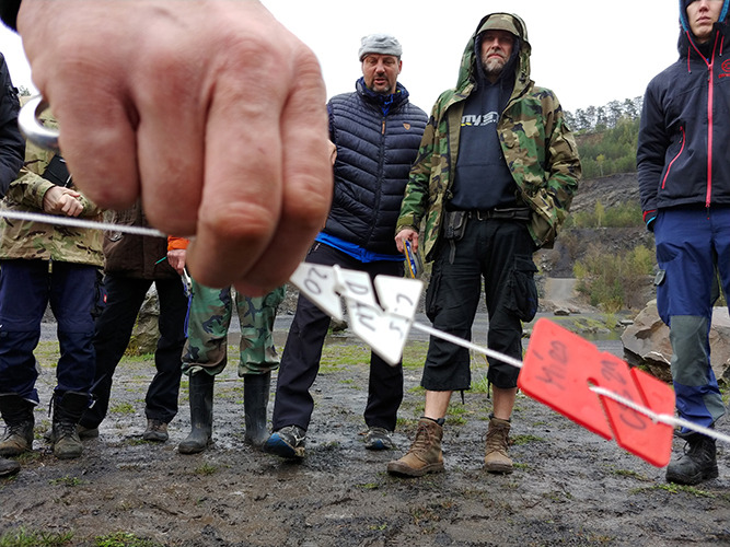 Náčelník Mirek Manhart demonstruje přihlížejícím možné použití různých druhů jeskynních šipek, remek a kukýsek foto (c) Petr