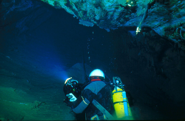 Potápěčské průzkumy v Chýnovské jeskyni probíhají od roku 1982 