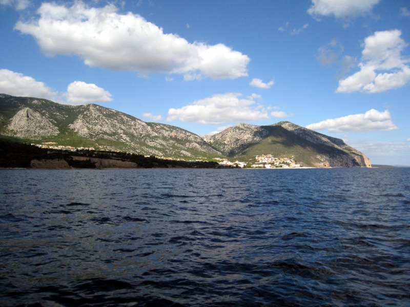 Přístav Cala Gonone v podhůří Supra Monte. Počasí se uklidnilo. foto: DrKozel