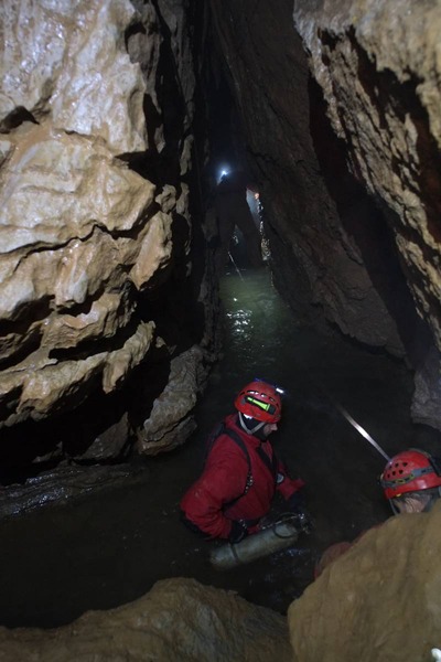 Speleo potápěči se chystají k zanoření foto: Karol