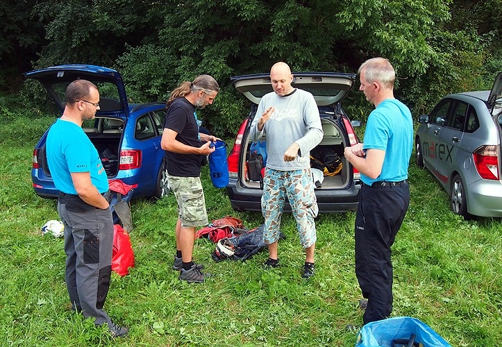 Tradiční brífink na louce před akcí (zleva: MarekŠ, DrKozel, MejlaD, Pepa) foto (c) Chmel