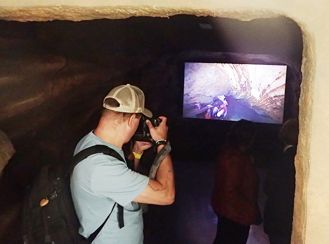 Turisticky velmi atraktivní expozice o Chýnovské jeskyni obsahuje mimo jiné i promítání zaplavené části jeskyně o kterém je zmínka v článku 
