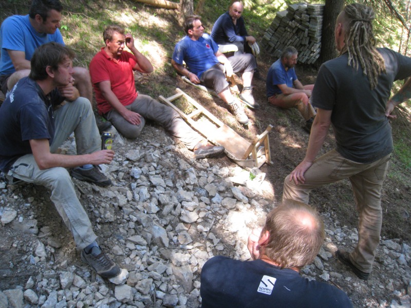 Zasloužený odpočinek nosičů a nové logo Speleoaquanautu... foto DrK