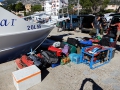 Cala Gonone, Sardinie, v přístavním bazénu překládáme expediční materiál na turistickou loď foto (c) Maco