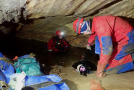 Chýnovská jeskyně, právě vynořenému potápěči Petrovi asistuje Jakubfoto: Honza Kotík (c) 2022