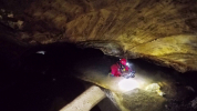Do zaplavené jeskyně se zanořují potápěči. Chýnovská jeskyně. Lukáš (c) 2021