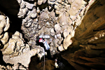 Jeskyňář doprovází gumový člun na hladinu podzemního jezera foto (c) Pavel Kubálek