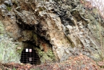 Jeskyňka v čedičovém lomu je hluboká asi 30 metrů a je pod zámkem foto (c) DrKozel