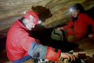 Mejlovi při úklidu podvodní výbavy asistuje šéf Chýnovské jeskyně - František Krejča foto: Honza Kotík (c) 2022