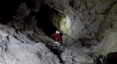 Míra Manhart zdolává cestou k nejvdálenějším místům Ramo Nord jeden z podzemních komínů. Geny z medvěda mu umožňují absolvovat cestu s potápěčskými lahvemi na zádech videograb (c) PetrChmel