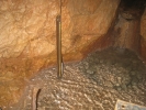 Nainstalovaná sonda v jeskynním jezírku  (foto: DrK) Skalistý potok, 2.2.2012