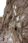Pietní místo v lomové stěně Mexika s destičkami zesnulých kamarádů jeskyňářů a jeskynních potápěčů foto (c) Pavel Kubálek