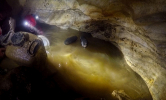 Po vstupu potápěčů do zaplavených částí Chýnovské jeskyně se kříšťálová voda promění v neprůhledné bahnofoto (c) Petr Chmel