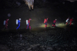 Podpůrné týmy postupně připravují v Amatérské jeskyni v Moravském krasu cestu pro oba potápěče foto (c) Lenka Špačková 2023
