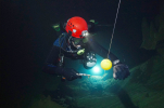 Potápěč v jeskyni Bue Marino na Sardinii se chystá zaměřit bod pro následné 3D mapovánífoto (c) Mejla Dvořáček