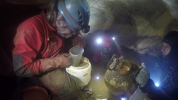Předák Chýnovské jeskyně Franta Krejča spokojeně kontroluje nasbírané vzorky sedimentu od našich potápěčůfoto (c) Petr Chmel