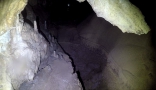 Při dlouhém transportu náročným jeskynním terénem navíc s těžkými batohy je třeba zvažovat každý krok fotograb (c) Čánis