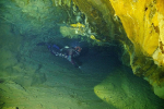 Působivě barevná hornina Chýnovské jeskyněfoto (c) MejlaD