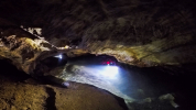Speleologové bádají a filmují pod vodou v Chýnovské jeskyni Lukáš (c) 2021