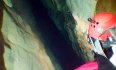 Temná puklina s křišťálovou vodou klesá pod hranici 60 metrůPotápění, jeskyně, Český kras