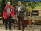 Vedoucí Chýnovské jeskyně Karel Drbal (vlevo) předal při projevu slovo například i řediteli Správy jeskyní České republiky panu Lubomíru Přibilovi foto (c) DrKozel