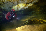 Zaplavené prostory Chýnovské jeskyně, potápěč Petr foto (c) MejlaD