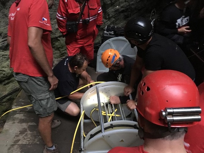 Čtyři chlapi bojují se zaseknutou cívkou 