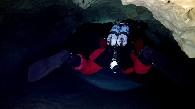 Dalším z mnoha sifonů doplouvá speleopotápěč Míra Manhart až na konec doposud objevených částí severní větve Bue Marina videograb (c) PetrChmel