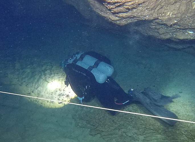 Dědeček s Matesem filmují detaily severní větve jeskyně Bue Marino na Sardinii foto (c) Dědeček