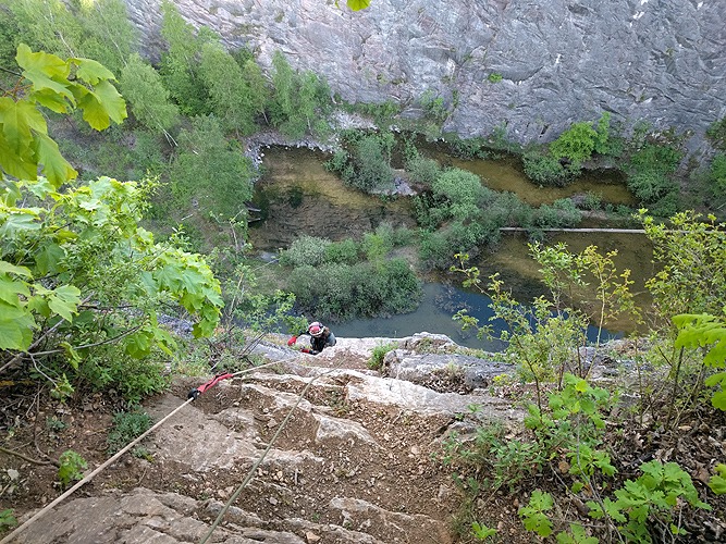 DrKozel navazuje lano, kterému chybělo k přepínce 3 metry. Vtipé zpestření, ale ´z cvičnejch´ dobrý...  foto (c) Zbyněk 2017