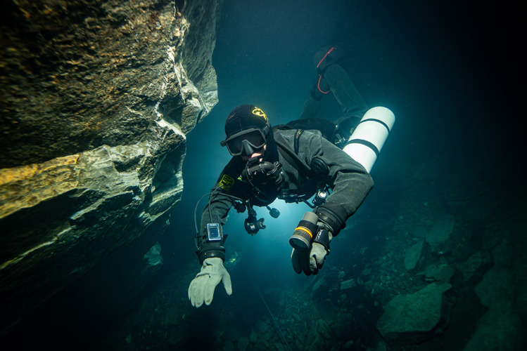 Důl Hraničná, Jakub celkem nalehko, přesto si s sebou nese rebreather foto (c) MejlaD