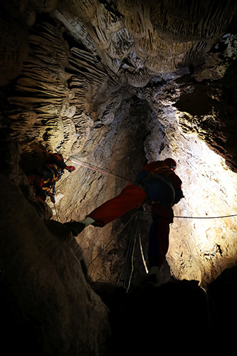 Horní část vertikály  Manjajama s výzdobou, Brač, Chorvatsko foto (c) Pavel Kubálek