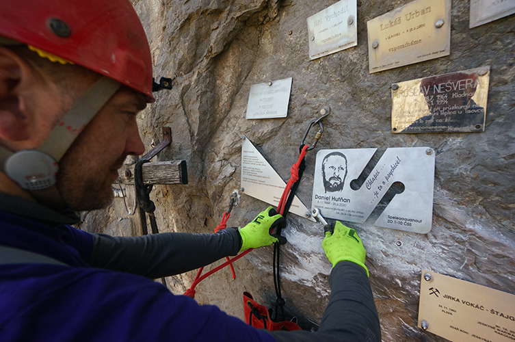 Mirek utahuje matice na pamětní desce Dana Hutňana foto (c) Mejla Dvořáček