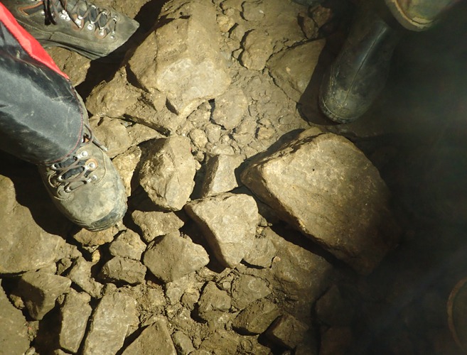 Na dně u boty Michala leží kámen, který minule trefil Karolínu do nohy. Klika, že ne do hlavy - mohlo se jí zhasnout... foto (c) Rafal