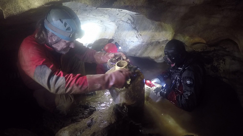Naši potápěči v Chýnovské jeskyni předávají vzorky vyzvednutého sedimentu k dalšímu rozboru foto (c) Petr Chmel