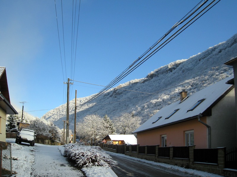 Skalní masivy nad vesničkou Háj ve Slovenském krasu foto © DrKozel