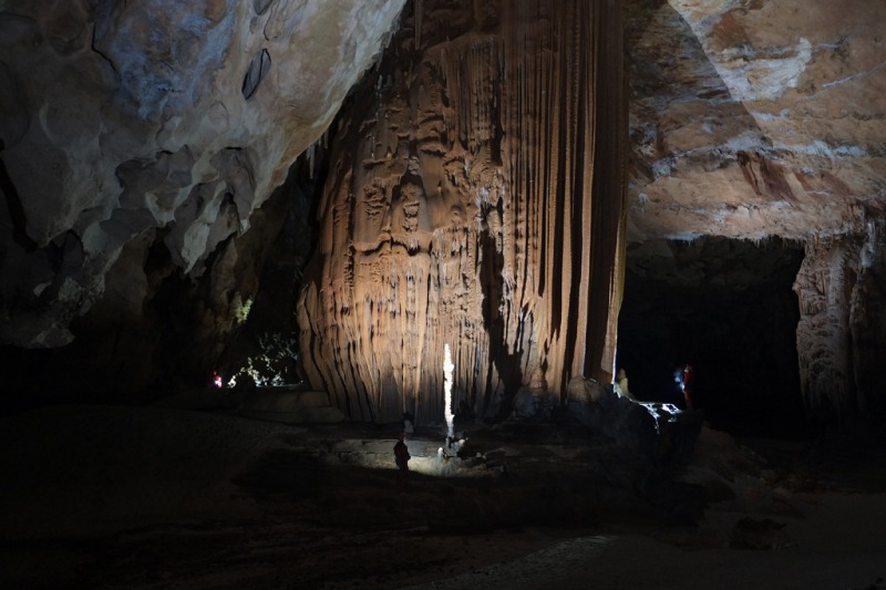 Stalagnát Dědek, úctyhodný gigant mezi místní výzdobou foto: Karol