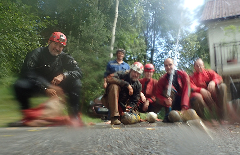 Vzácná fotografie Járy Cimrmana z jeho plešatého období (druhý zprava). Za pomocí vynálezu vodního paprsku zabezpečil věhlas režiséra Mejly Dvořáčka, který zůstal jediný zaostřený... foto (c) samospoušť