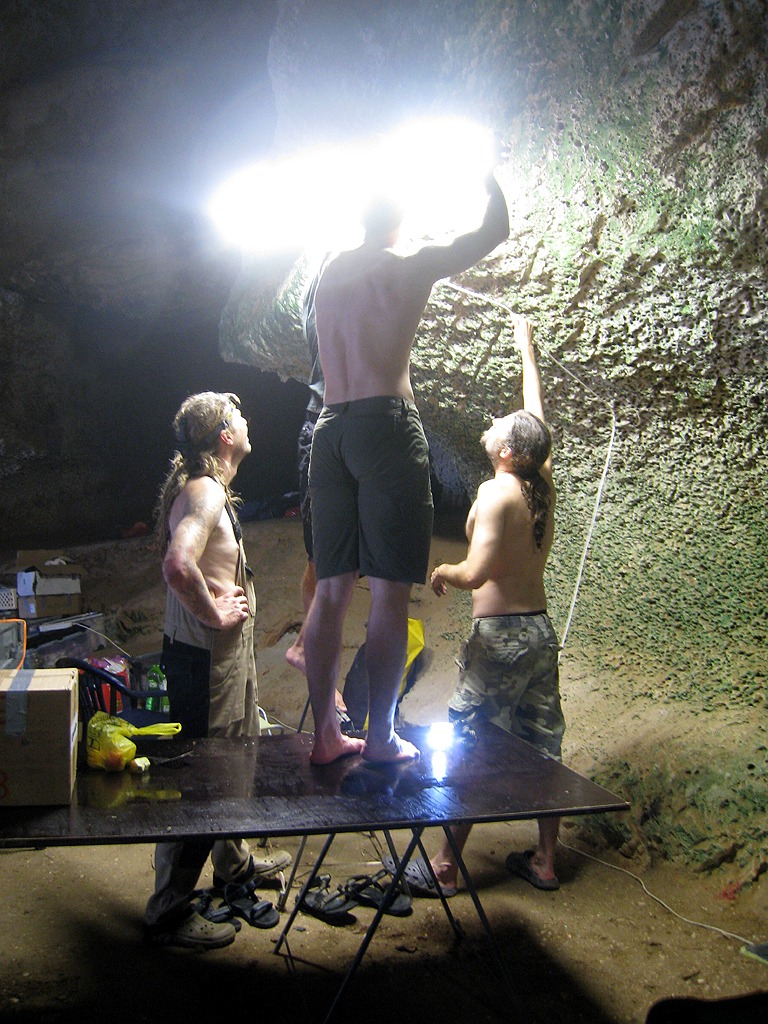 Zabydlujeme se v jeskyni, vezeme si i svoje světlo foto: Rafal