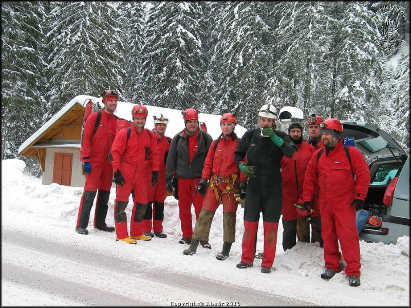 zleva: Radek, Marek, Jirka, Karol, Šárka, DrKozel, Dan, Tomáš a Michal. Jano je za objektivem, Miňo se ukryl v altánku... foto: Jano