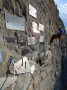 Cedulky zesnulých jeskyňářů na pietním místě ve stěně lomu Mexiko foto (c) Petr Chmel
